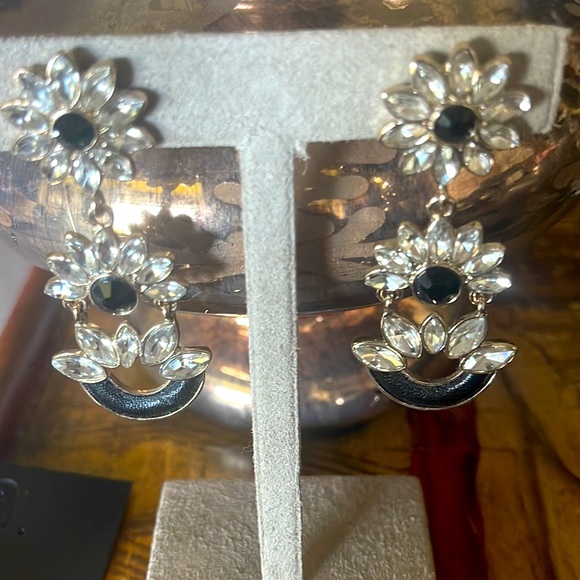 White House Black Market 2 1/2 inch floral black and clear crystal chandelier - Picture 3 of 10